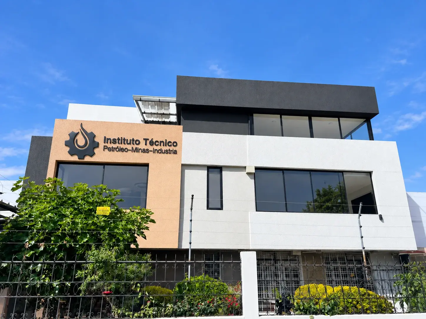 Fachada del Instituto Técnico del Petróleo, Minas e Industria (ITPMI) en Ecuador